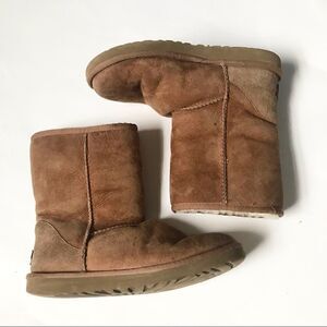 UGG classic short boots shearling lined size 7